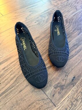 CHANEL Black Laser-Cut Ballet Flats 39 BALLET FLATS
Embroidered Cotton